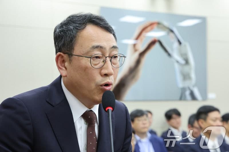 통신 3사 연봉킹은 유영상 SKT 전 대표, 34억 수령…정재헌 20.8억, 김영섭 17억