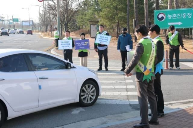 농진청, 중동사태 대응 '난방 조기 중단·두 시간 일찍 소등' 에너지 절약 앞장