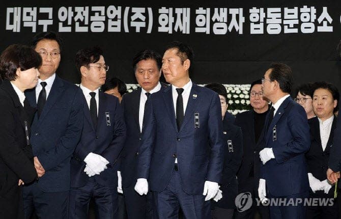 정청래 "대형 참사 방지 법적·제도적 장치 신속 마련"…대전 화재 희생자 조문