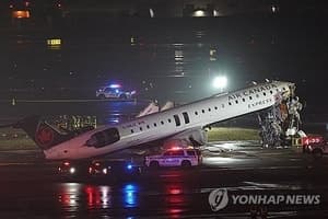 美 뉴욕 라과디아 공항서 여객기·소방차 충돌…조종사 2명 사망·공항 마비