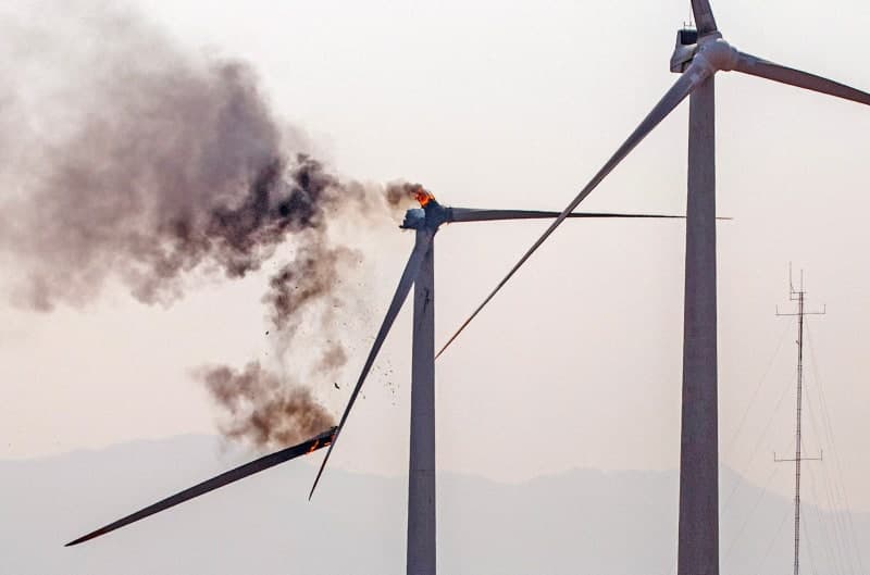영덕 풍력발전기 화재로 3명 숨져…날개 균열 점검 중 불타 떨어져