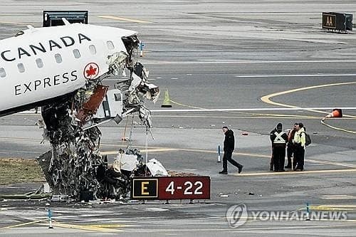 뉴욕 라과디아 공항, 여객기-소방차 충돌 2명 사망…관제 혼선 의혹