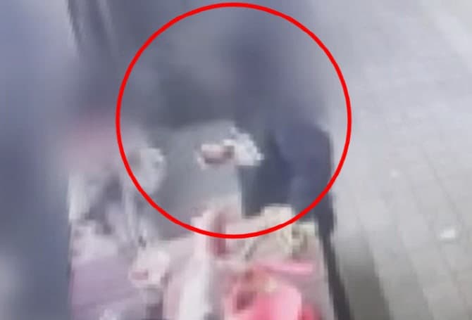 초등생 딸에 전자담배 물린 30대 엄마…딸은 동생에게 연기 '후'