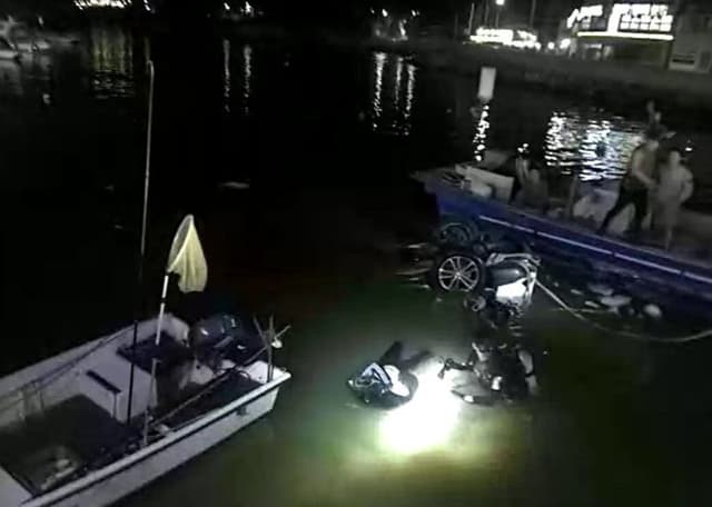 부산 기장서 일가족 탄 SUV 후진 중 바다로 추락…1명 사망·1명 중상