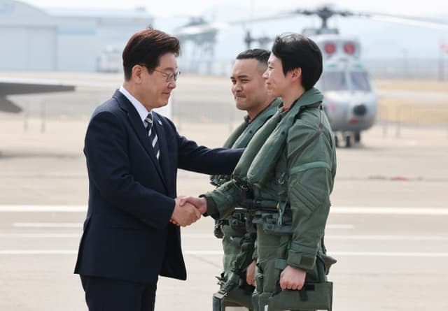 李대통령, KF-21 양산 1호기 출고식 참석 "자주국방 염원 담은 전투기"