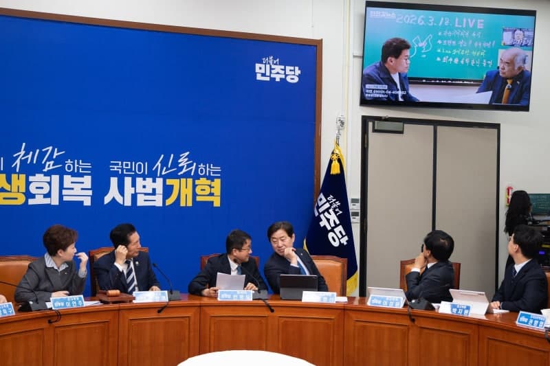 與 "李대통령 중국 망명설은 허위"…전한길·최수용 경찰 고발