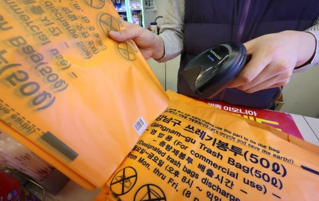 “종량제 봉투, ‘사재기’ 안 해도 됩니다”…정부 “전국 평균 3개월치 보유, 공급 이상 無”