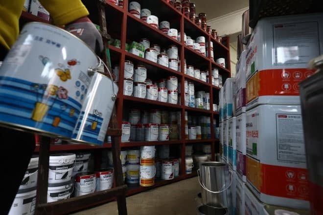 나프타 품귀에 페인트·건자재 가격 줄줄이 인상…"판매·배달 대란" 우려