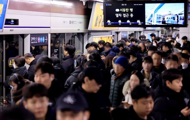 출퇴근시간 지하철 이용객 100명 중 8명은 '무임승차 혜택' 어르신