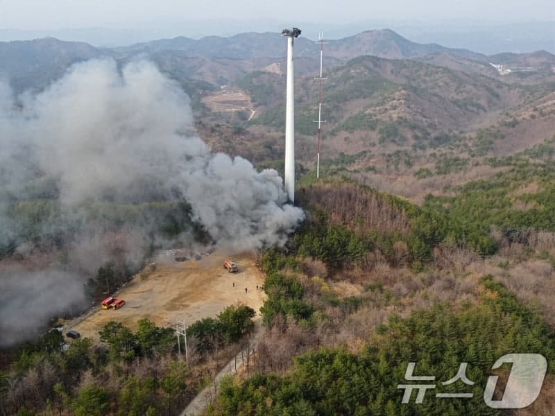 3명 숨진 영덕 풍력발전기, 마지막 날개도 추락하며 74시간 만에 진화