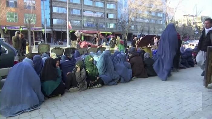 "탈레반 취업 제한"에 아프간 여성들, 길거리 구걸로 내몰려