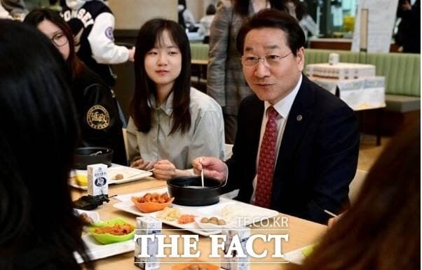 유정복 인천시장, '천원의 아침밥' 현장 점검 및 학생 의견 청취