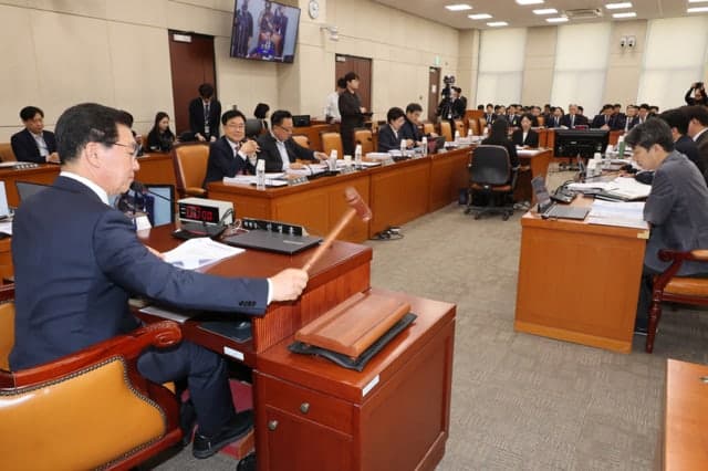 '5월 1일 노동절' 법정공휴일 지정 법안 국회 행안위 통과