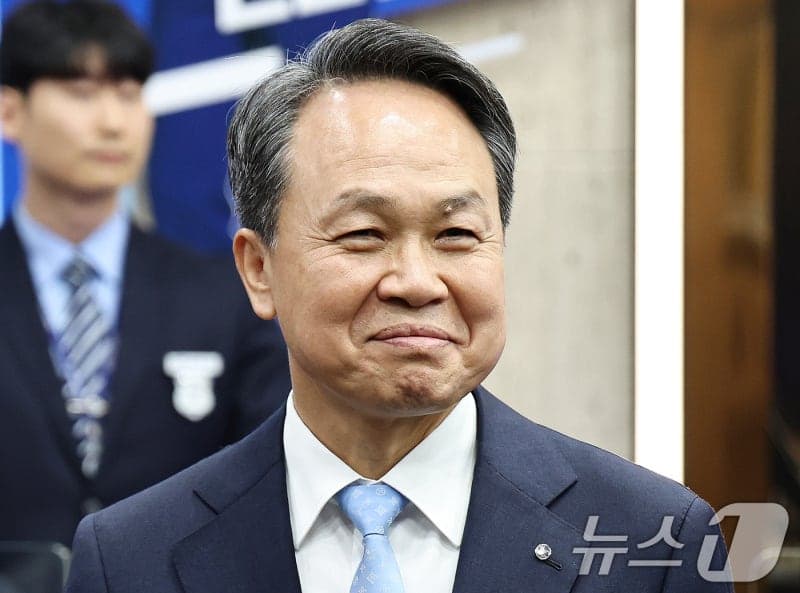 진옥동 신한금융 회장 연임 확정…'2기 체제' 출범, 2029년까지 임기 연장