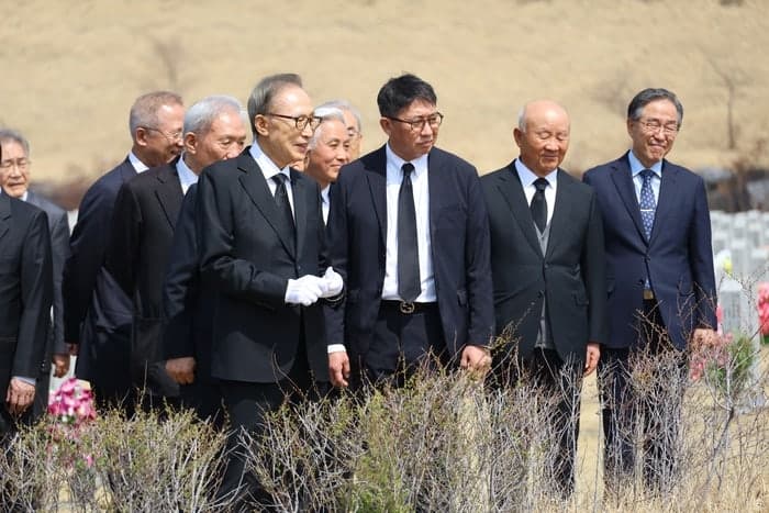 이명박 전 대통령, 천안함 16주기 대전현충원 찾아 "영원히 기억"