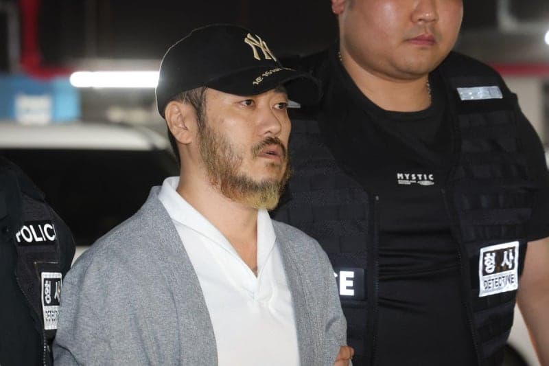 체포된 '마약왕' 박왕열, 한국행 비행기서 "수갑 풀고 가면 안 돼요?" 불평