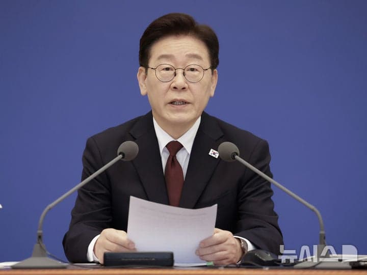 이 대통령 "전기요금 유지하지만 적자 커질 수 있어 절약해야…주유소 담합 엄정 대응"