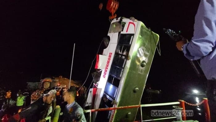 방글라데시서 40명 탄 버스 강으로 추락… "사망자 차 안에 갇힌 채 발견"