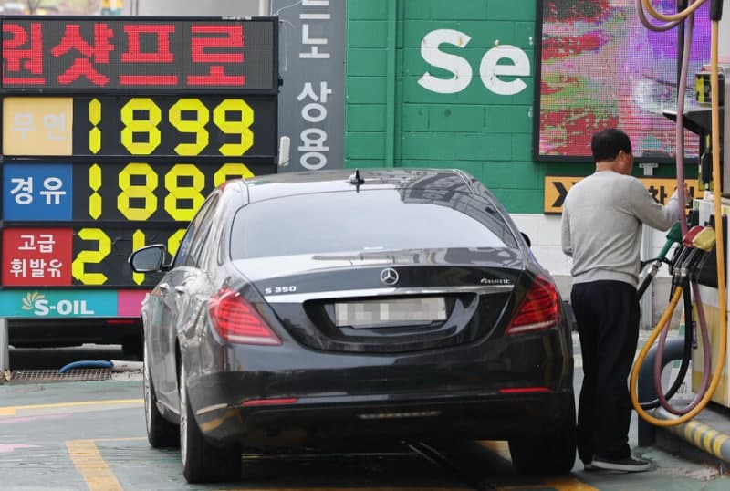 국제유가 하락에도 국내 기름값 반등…석유 최고가제 2차 고시 앞두고 전국 주유소 휘발윳값 상승 전환