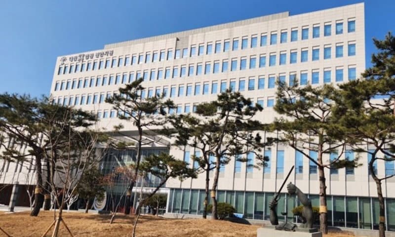 "집에 소지품 좀" 핑계 대고 들어와 친모 찌른 20대, 징역 5년…법원 "패륜 범죄, 엄벌 불가피"