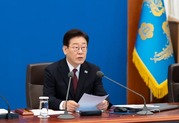 이 대통령 "전기요금 유지하지만 적자 커질 수 있어 절약해야"