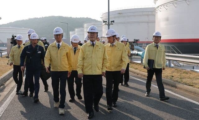 李대통령, 석유 비축기지 방문…"원유 최대한 확보·소비 줄여 극복"