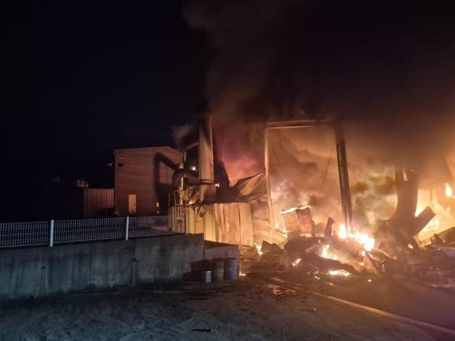 충북 음성 필름 제조 공장서 불, 야산으로 번져…대응 1단계 발령