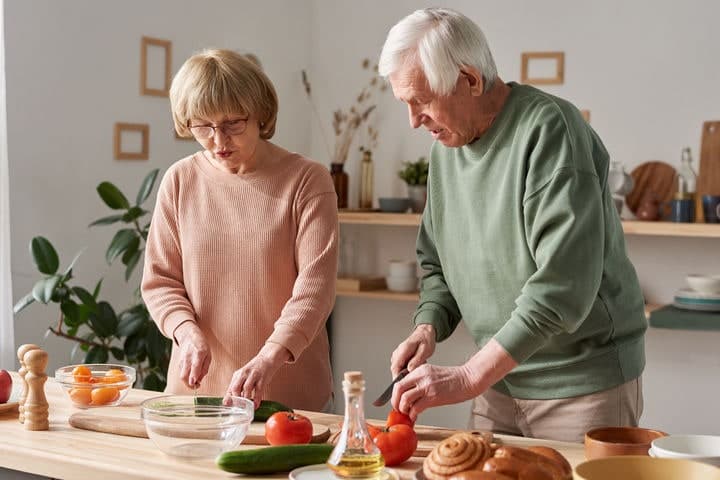 “집에서 요리하는 노인, 치매 위험 최대 70% 낮춘다”…뇌와 신체 동시 자극 효과