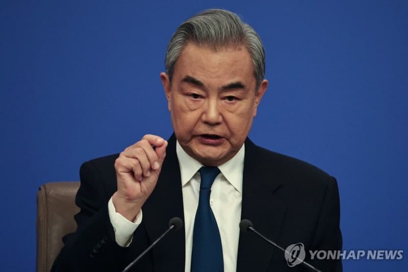 왕이, IAEA사무총장과 중동 정세 논의…"핵시설 공격땐 심각 결과"