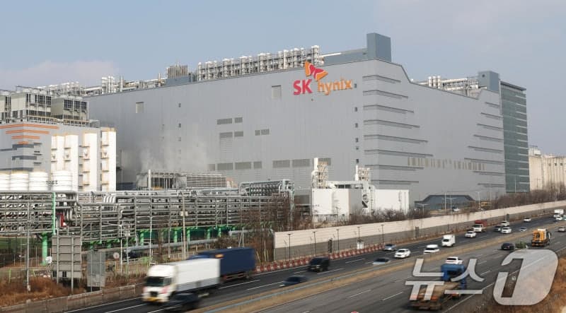 KB증권 "SK하이닉스, 미국 ADR 상장으로 재평가 본격화…목표가 170만원"