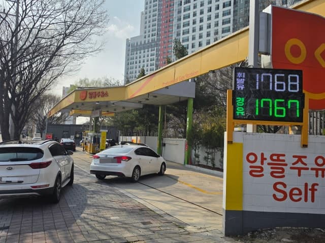 기름값 다시 오른다…내일부터 휘발유값 2천원 넘나