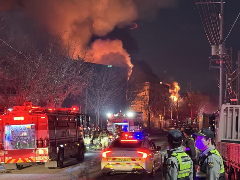 대구 동구 조명자재 공장 화재…인접 건물 확산에 소방 '대응 1단계' 발령