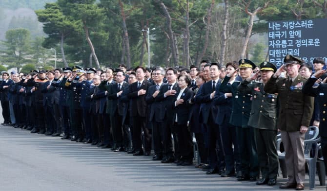 여야, 서해수호 55영웅 추모 한목소리…국힘 "정동영 경질하라"
