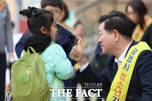박승원 광명시장, 초교 등굣길 찾아 "어린이 보호, 지역사회가 하나의 안전망 돼야" 강조