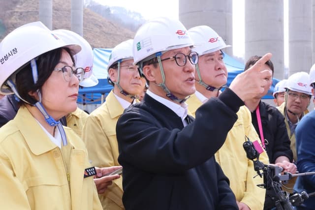 김 총리, 1년 전 세종-안성 고속도 붕괴 현장 찾아 "전국적 안전점검 필요"