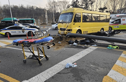 안산 사거리서 70대 운전 통근버스, 교통섬 돌진해 2명 중경상