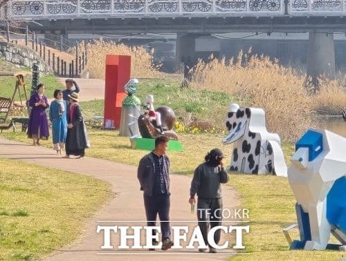 곡성군-크라운해태, 4월부터 곡성천 뚝방길 '견생 조각전' 개최