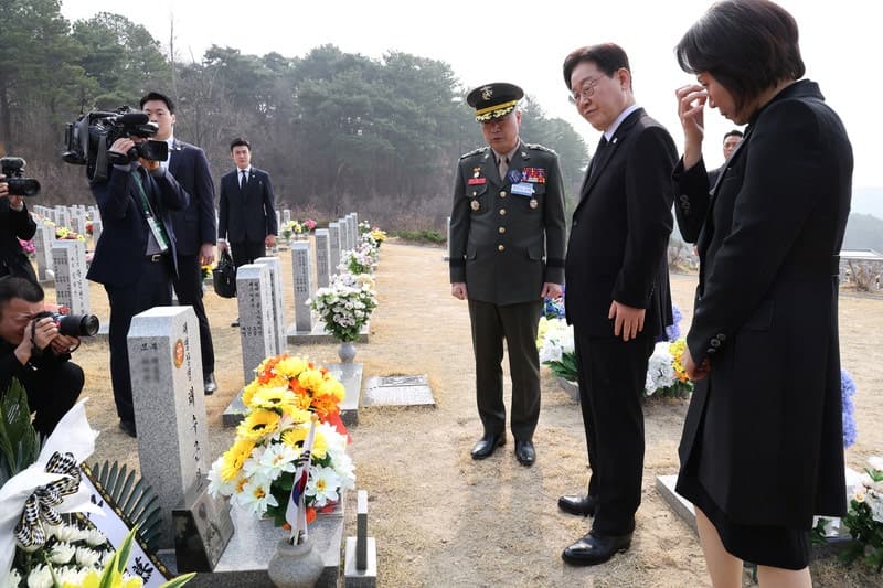 이 대통령, 故채상병 묘역 찾아 "많은 게 제자리 찾아 다행"