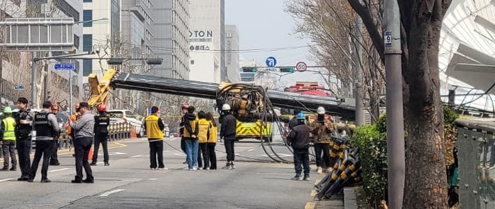 신논현역 인근 공사장서 천공기 넘어져 3개 차선 가로막혀