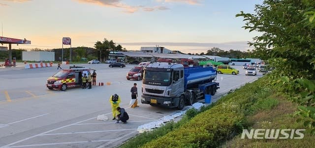 남해고속도로 함안휴게소 주차장서 황산 40L 누출…인명피해 없어