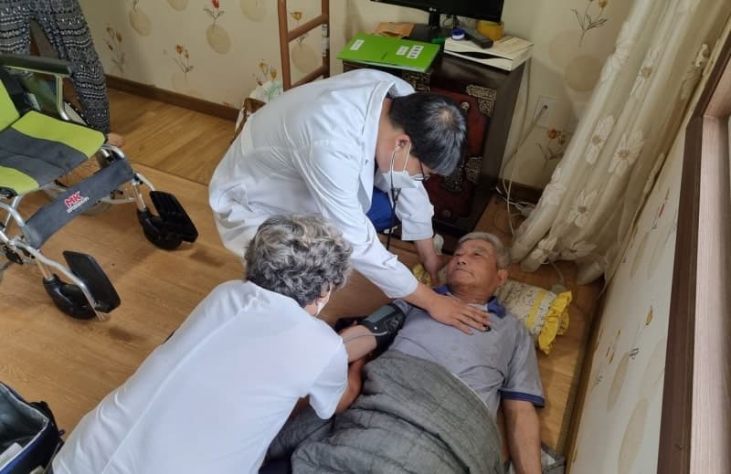 오늘부터 "병원 대신 집" 통합돌봄 전국 시행…관건은 '방문 의료진 확보'