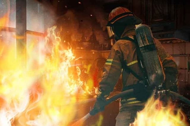 동해 초구동 냉동창고 화재, 1시간여 만에 큰 불길 잡아