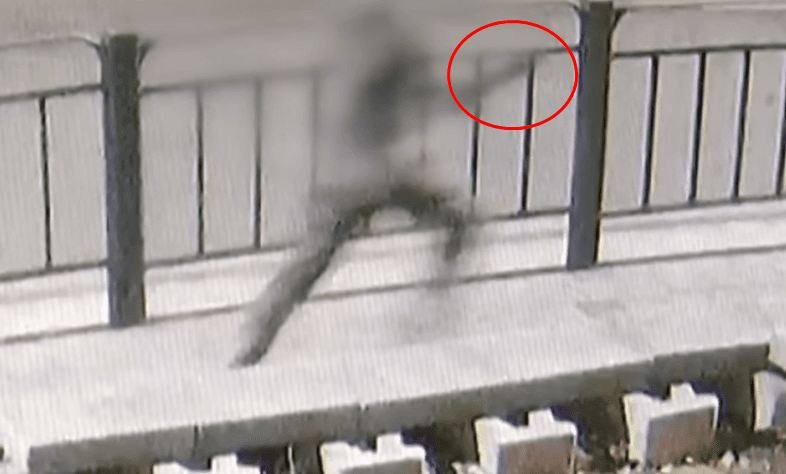 손에 '작업칼' 든 채 전력질주...해병대 일병 '탈영' 순간 CCTV 보니