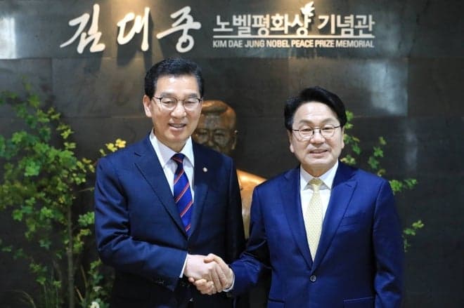 강기정·신정훈, 전남광주특별시장 후보 단일화 선언…여론조사로 결정