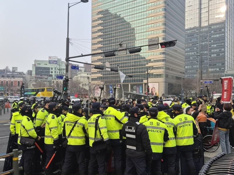 전장연 '버스 탑승 시위'에 출근길 광화문사거리 승강장 마비