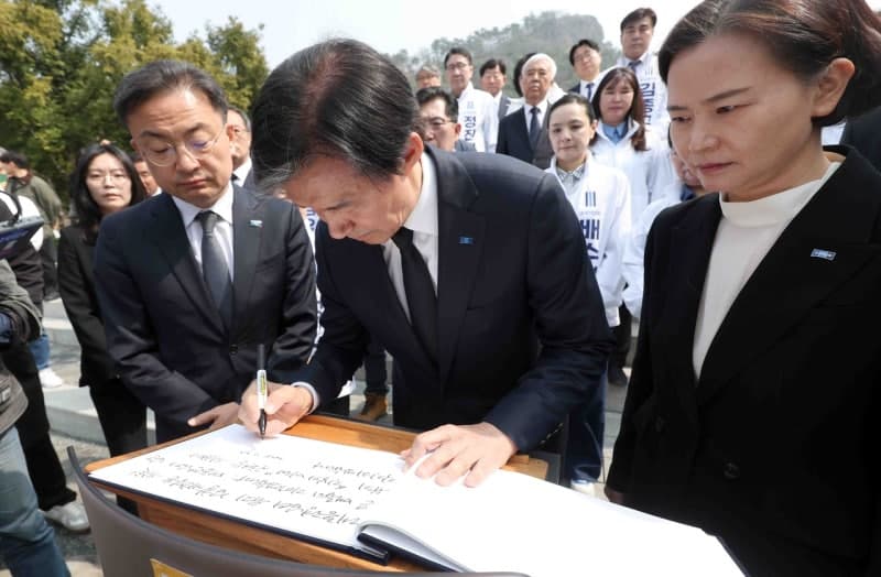 조국, 노무현 묘역 참배 "대통령의 유지, 검찰개혁 큰 매듭 지어"