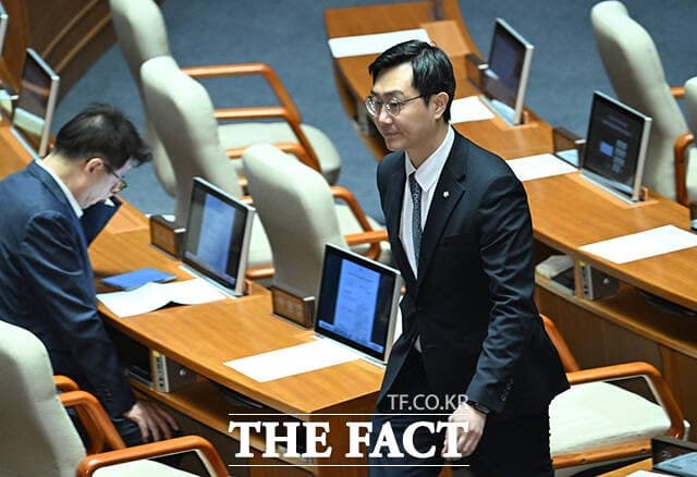 장경태 의원, 준강제추행·2차 가해 혐의 검찰 송치