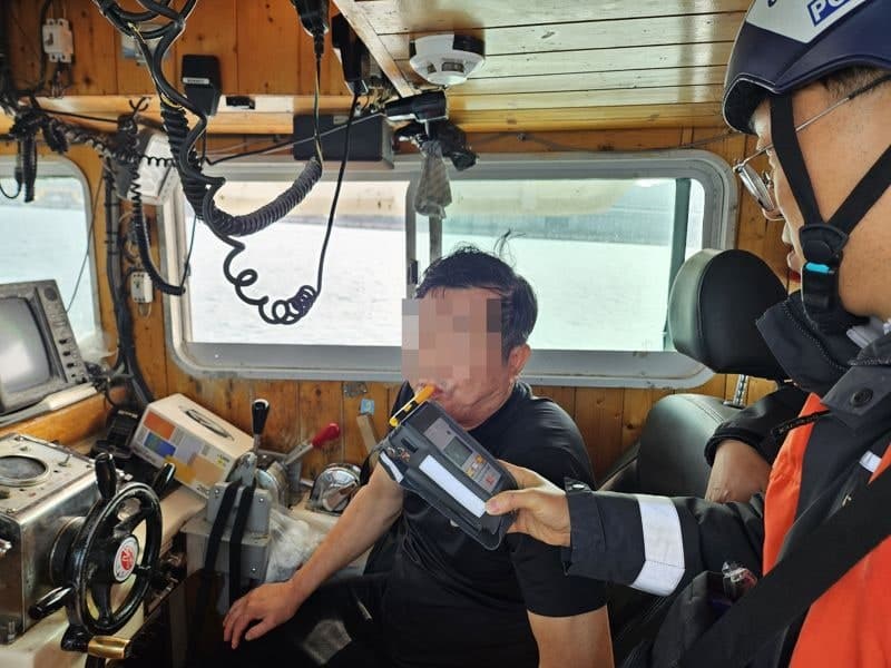 부산 앞바다서 술 마시고 '삐뚤빼뚤' 배 몬 60대 어선 선장, 해경에 딱 걸렸다
