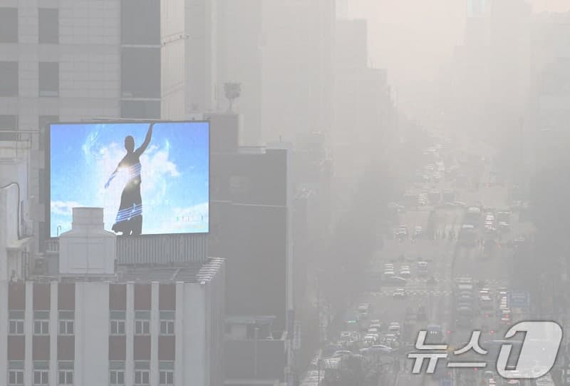 서울·강원영서 미세먼지 '매우나쁨'…낮 최고 25도까지 오르지만 일교차 크고 대기 건조
