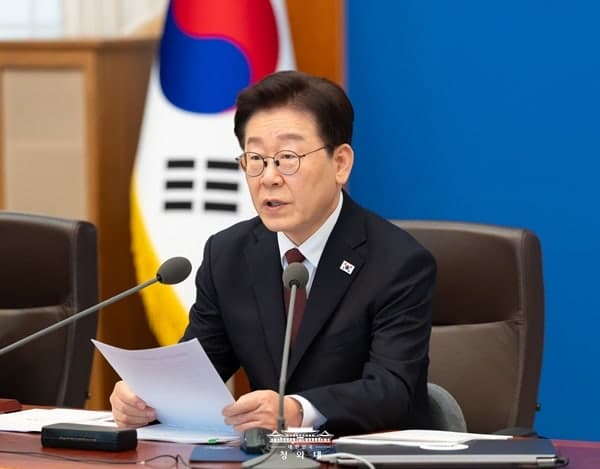 이재명 지지율 65% 소폭 하락, 국힘 19% 최저치 기록